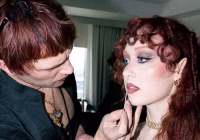 Grammy 2026: O segredo por trás das duas maquiagens deslumbrantes de Chappell Roan e as inspirações do maquiador Andrew Dahling