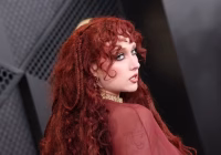 Chappell Roan reage a polêmica do vestido transparente: 'Não é tão escandaloso assim', diz cantora