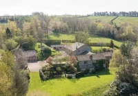 Mel B, ex-Spice Girl, troca Hollywood por fazenda de R$ 15,9 milhões na Inglaterra: um novo capítulo aos 50 anos