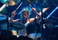 Dave Grohl revela a dor profunda e a presença constante de Taylor Hawkins no Foo Fighters: 'Falamos dele todos os dias'
