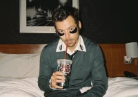 Harry Styles se diverte em disco, mas ainda busca impacto real após fama do One Direction