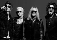 Nikki Sixx explode em defesa de Vince Neil após comentário gordofóbico: "Ele é meu irmão!"