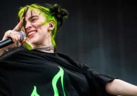 Billie Eilish Avança em Negociações para Estrelar Adaptação de "A Redoma de Vidro", Clássico de Sylvia Plath