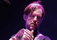 Ed O'Brien do Radiohead lança "Blue Morpho": Um mergulho em cores sonoras e a expectativa do retorno da banda