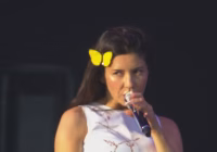 Marina no Lolla: show divertido e visual impecável, mas hits icônicos ficam de fora e decepcionam fãs