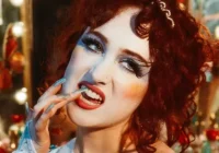 Chappell Roan: Quem é a estrela pop que conquistou o Brasil no Lollapalooza e virou assunto internacional