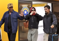 Lorde encanta fãs com beijos ao desembarcar em SP para o Lollapalooza 2026, promete show intimista com "Virgin"