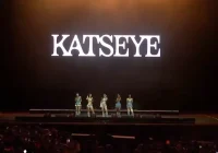 KATSEYE no Lollapalooza 2026: Grupo Transforma Palco em Passarela e Encanta Multidão com Energia Contagiante