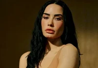 Demi Lovato explode com "Sorry Not Sorry" no palco de Jimmy Fallon e agita fãs com promessa de vinda ao Brasil em setembro