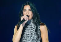 Dua Lipa é Confirmada em "Peaked", Novo Filme da A24 com Elenco de Peso e Trama de Vingança Escolar