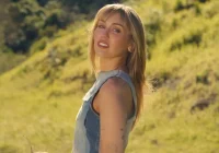 Miley Cyrus comove fãs com clipe especial de "Younger You" em homenagem aos 20 anos de Hannah Montana