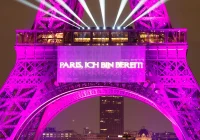 Céline Dion Renasce em Paris: Torre Eiffel Iluminada Celebra o Retorno Triunfal da Ícone da Música Após Luta Contra Doença Rara