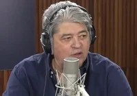 Datena se irrita com falta de público na Rádio Nacional em feriado: "Ninguém ouvindo essa bagaça aqui"