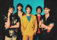 The Strokes Chocam Fãs com Fita Cassete e Lançamento Surpresa de Single "Going Shopping" Antes do Novo Álbum "Reality Awaits"