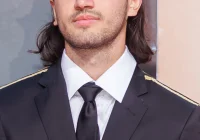 Bigi Jackson, filho caçula de Michael Jackson, surge imponente em rara aparição na estreia de cinebiografia do pai