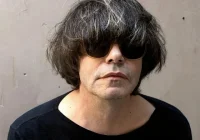 Tim Burgess do The Charlatans revela playlist íntima com New Order e Kate Bush, detalhando paixão musical desde a adolescência