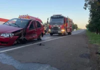 Três veículos colidem violentamente na BR-282 em Pinhalzinho, deixando feridos e mobilizando Bombeiros e PRF
