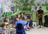 Show particular de Marcos, da dupla com Belutti, emociona pacientes em hospital de Blumenau com canções e orações