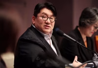 Fundador da agência do BTS, Bang Si-hyuk, é alvo de pedido de prisão por lucro ilegal de R$ 730 milhões em IPO