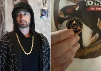 Eminem comemora 18 anos de sobriedade com medalha simbólica e recebe apoio massivo de fãs globais