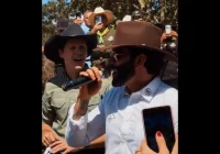 Gusttavo Lima agita Bela Vista de Goiás com a ‘Cavalgada do Embaixador’: Veja os bastidores e detalhes do evento que reuniu políticos e fãs a cavalo!