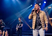 Cantor sertanejo Adriano Muniz é encontrado morto em casa no DF; fãs lamentam perda de promessa musical