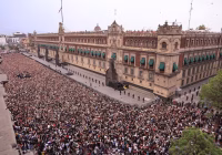BTS no México: Milhares de fãs em frente ao Palácio Presidencial celebram o grupo K-Pop com euforia e emoção