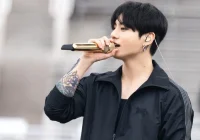 Jung Kook, do BTS, confessa: "Me sinto mais vivo quando tudo parece caótico no palco" durante turnê ARIRANG