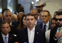 Centrão Vê Flávio Bolsonaro em "Situação Delicada" Após Visita a Vorcaro, Alerta para "Ponta do Iceberg"