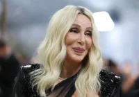 Cher, aos 80 anos, celebra carreira icônica com hits, Oscar e curiosidades surpreendentes de uma lenda pop