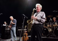 Morre Dick Parry, saxofonista icônico do Pink Floyd que marcou "Shine On You Crazy Diamond" e "Money"