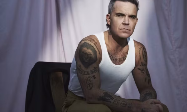 Robbie Williams, aos 52 anos, lança álbum "Britpop", domina paradas e revela segredo de controle após anos de "adultos cuidando de tudo"
