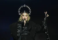 Madonna explode contra uso de celular em shows: "Larguem esses malditos celulares!" e surpreende com novo projeto