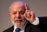 Jingle de Lula 'Joga pelo Brasil' mira jovens e indecisos com Copa, conquistas e hits populares