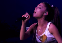 Ariana Grande se emociona em show nos EUA: "Vocês não podem fazer isso comigo, eu sou de Câncer!"