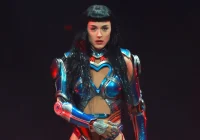 Katy Perry manda recado para ex-namorados Orlando Bloom e John Mayer em show e declara amor a Justin Trudeau com chamada especial